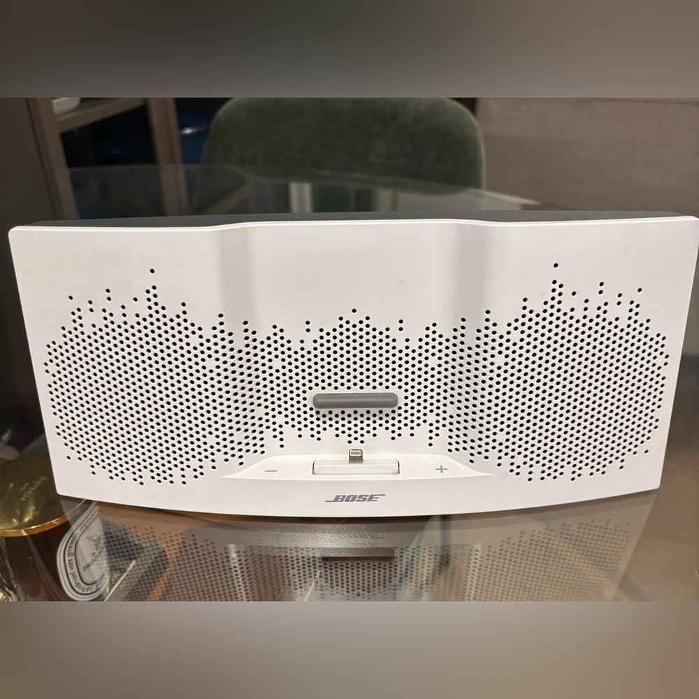Bose White Audio Dock with Bluetooth connector